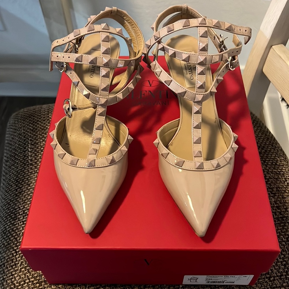 Valentino Rockstud Patent Leather Pumps 38 Authentic